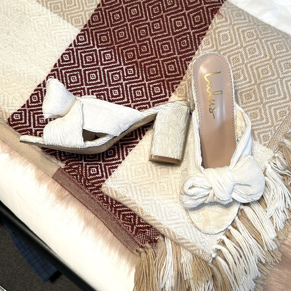 Lulus white bow heels
